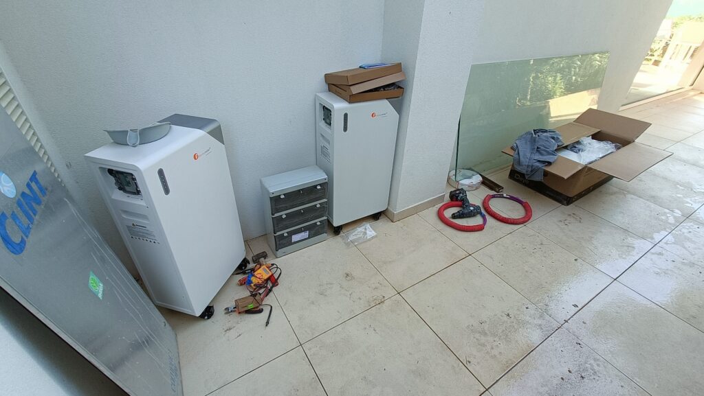 Fachgerechte Montage neuer Batterien für eine Solaranlage zur Poolbeheizung in Port Andratx