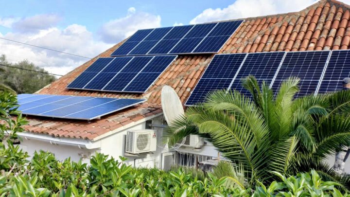 Photovoltaik-Installation mit Blick über Manacor