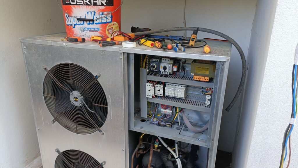 Wartung einer Wärmepumpen-Anlage durch deutsche Experten in Bendinat